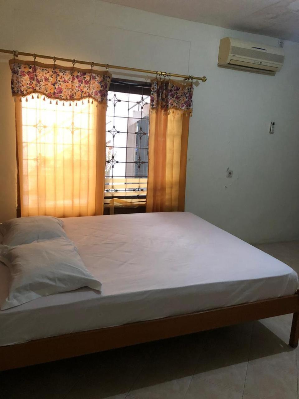 Oyo 90482 Rumah Oma Syariah Kupang  Kültér fotó